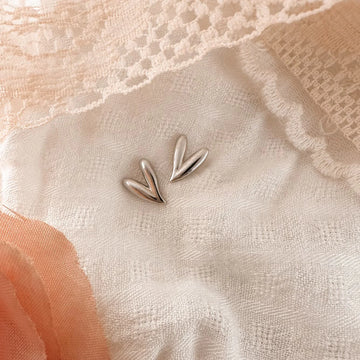 Lises Pieces - Script Heart Studs - Silver