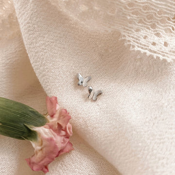 Lises Pieces - Tiny butterfly studs - silver